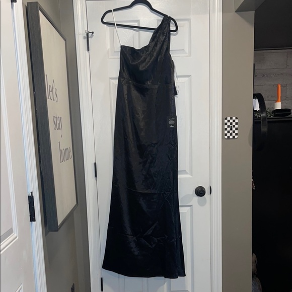 NWT Lulus On the Guest List Black Satin One-Shoulder Maxi Dress - Picture 5 of 12